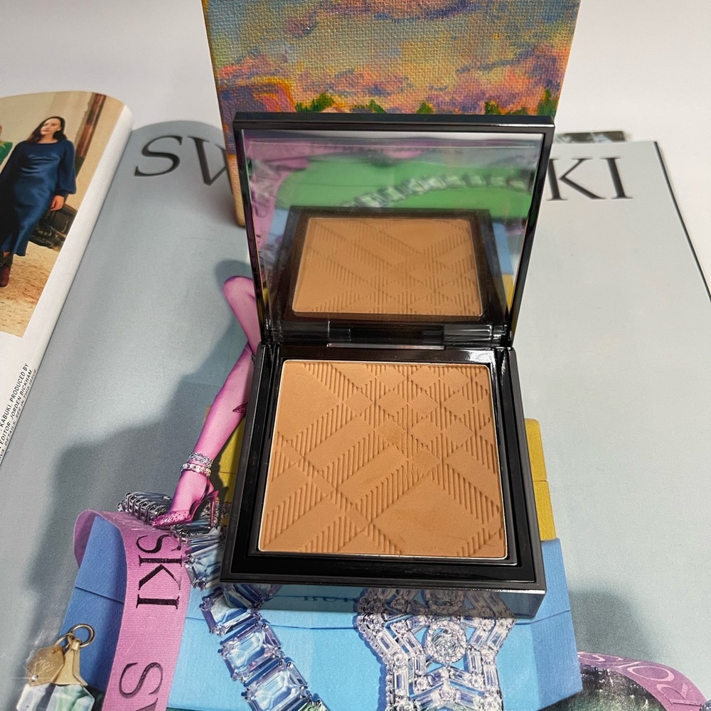 New Burberry fresh glow Compact - # 43 Almond 0.4 oz